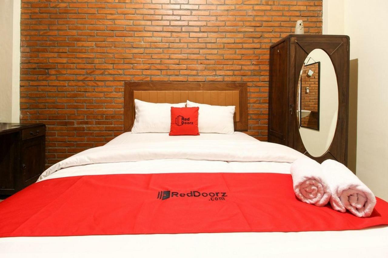 เรดดอร์ซ เนียร์ อมิกม ยอกยาการ์ต้า 2 Hotel Maguwo ภายนอก รูปภาพ